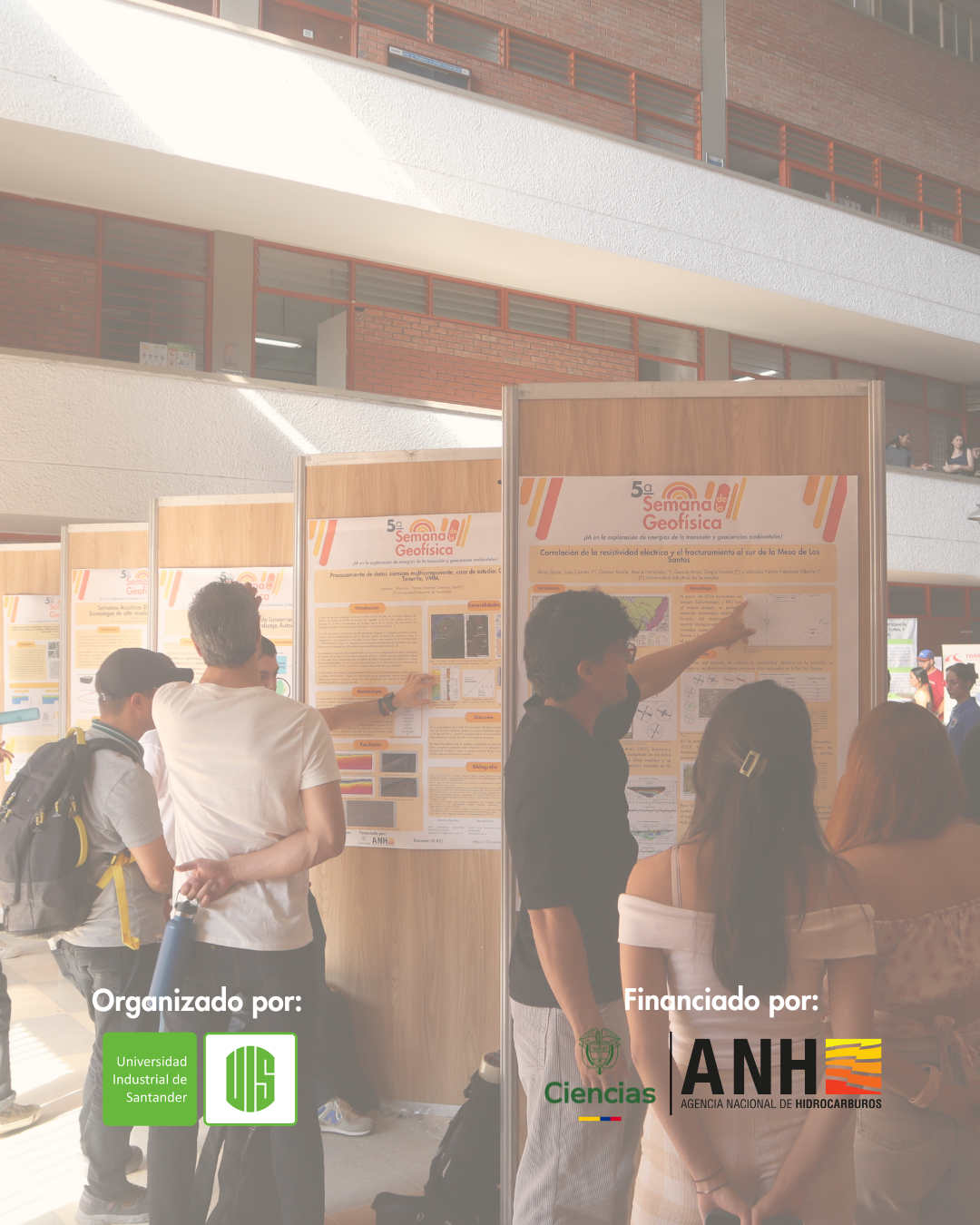 Participantes observando y presentando pósteres científicos durante la Semana de la Geofísica