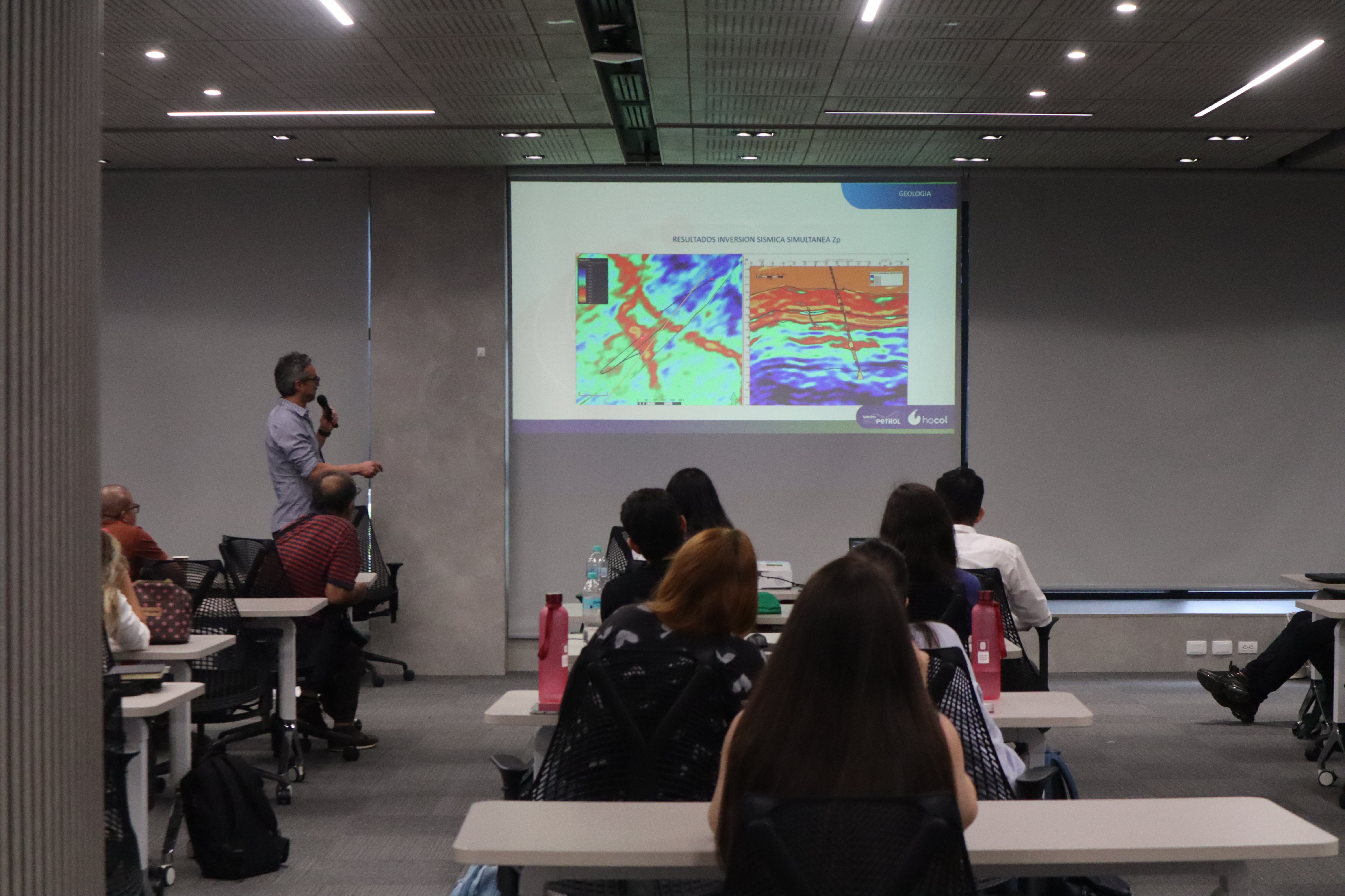 Conferencia sobre inversión sísmica durante la V Semana de la Geofísica